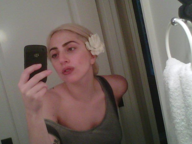 Lady Gaga posta foto sem maquiagem (Foto: Facebook)