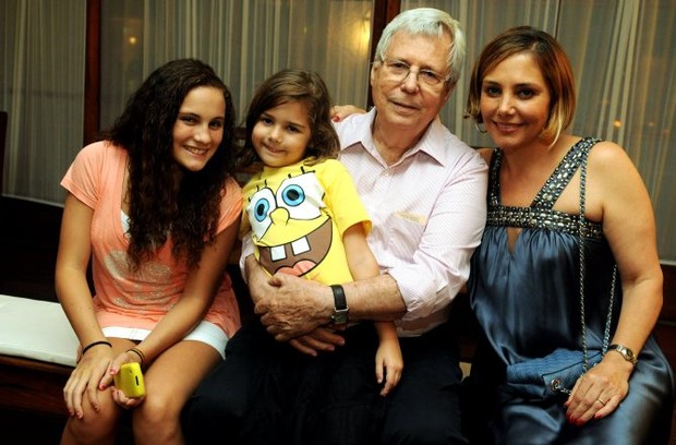 Roberto Faria, suas netas Luiza , Antônia e a mãe Heloisa Périssé (Foto: Cristina Granato/Divulgação)