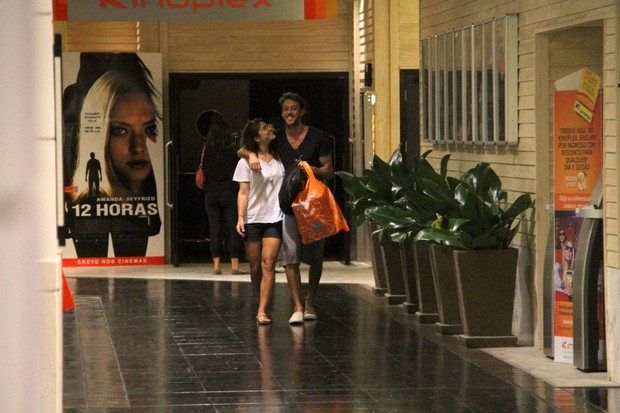 Priscila Fantin com o marido Renan Abreu em shopping no Rio (Foto: Daniel Delmiro/ Ag. News)