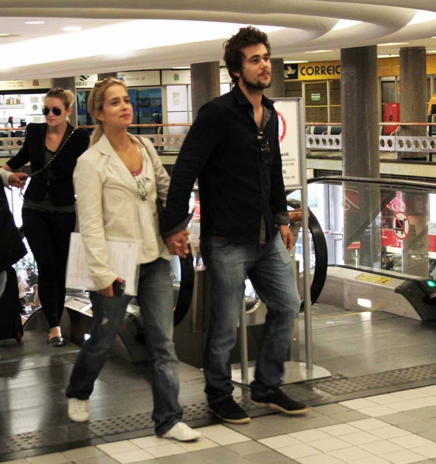 Paloma Duarte e o namorado, Bruno Ferrari, no aeroporto de Congonhas (Foto: Orlando Oliveira / AgNews)