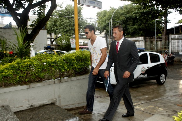 Carlos Machado chegando à delegacia (Foto: Fabio Martins / AgNews)