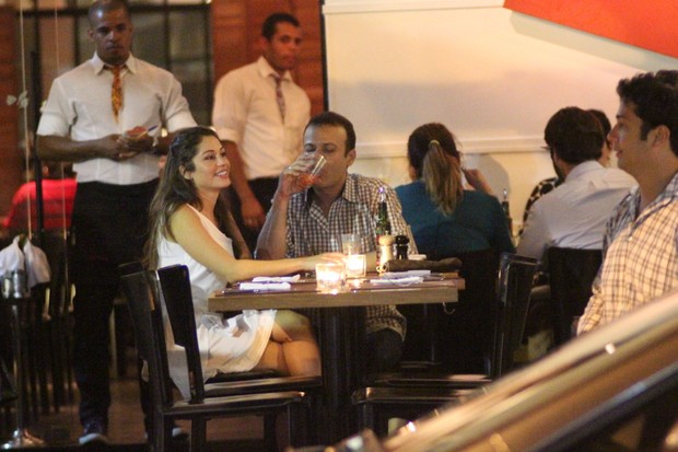 Ex-BBBs Maria e Daniel em restaurante na Zona Sul do Rio (Foto: Fausto Candelária/ Ag. News)