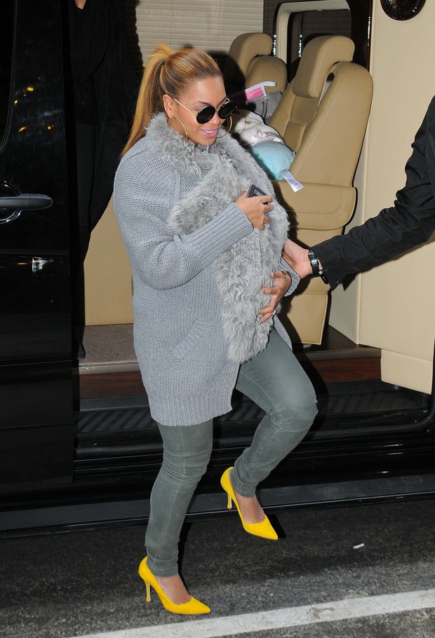 Beyoncé carrega a filhinha Blue Ivy em casaco de pele durante passeio em NY (Foto: The Grosby Group / Agência)