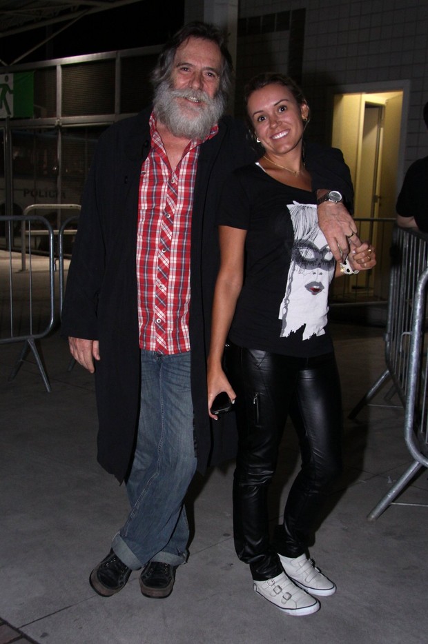 José de Abreu e a namorada no show de Roger Waters (Foto: Alex Palarea / AgNews)