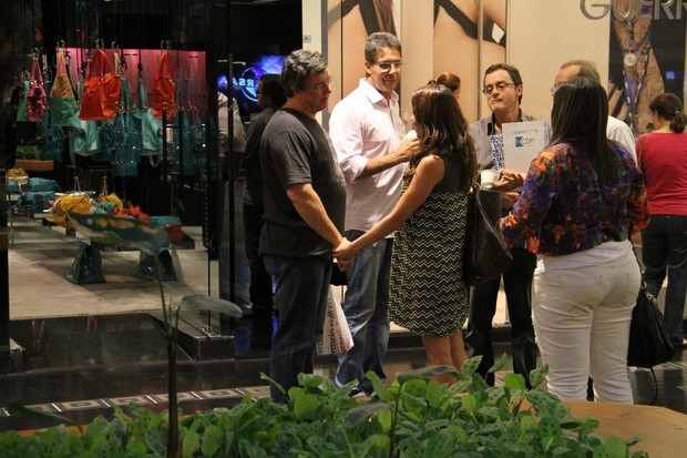 A ex-BBB Maria encontra Boninho em shopping do Rio (Foto: Daniel Delmiro / AgNews)