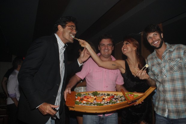 Simone Soares dá sushi na boca de Luciano Szafir (Foto: Fábio Martins/Agnews)