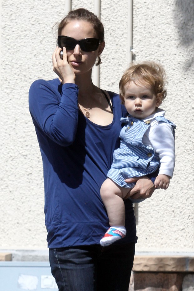 Natalie Portman e o filho, Aleph (Foto: Grosby Group/Agência)