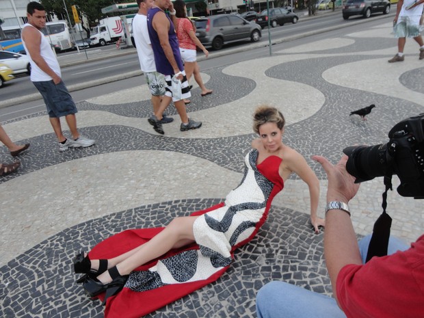 Astrid Monteiro de Carvalho posa no calçadão de Copacabana (Foto: Divulgação)