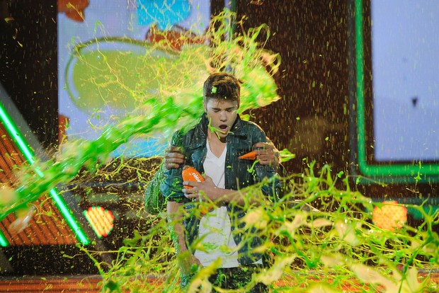 Justin Bieber leva banho de gosma ao receber prêmio no Kids Choice Awards (Foto: Getty Images)