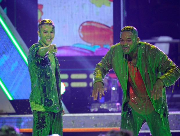 Justin Bieber e Will Smith riem após banho de gosma no Kids Choice Awards (Foto: Getty Images)