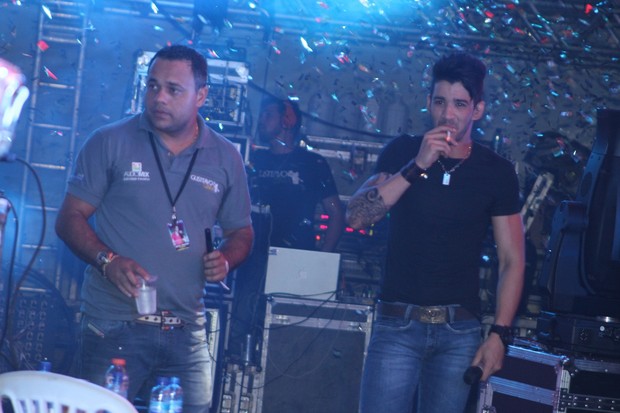 Gusttavo Lima fuma no intervalo de show em Fortaleza (Foto: Alana Andrade/Capuchino Press/Divulgação)