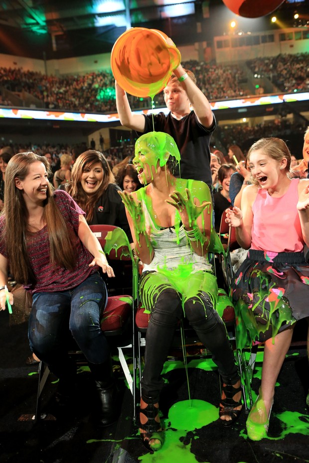 Halle Berry toma banho de gosma no Kids Choice Awards (Foto: Getty Images)