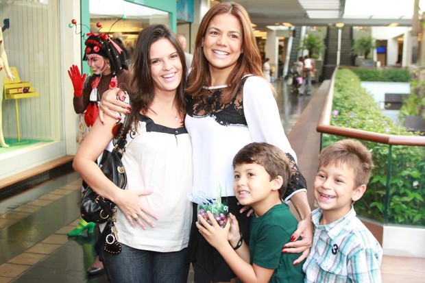 Raquel Nunes, Nivea Stelmann e os filhos (Foto: Marcello Sá Barretto/Photo Rio News)