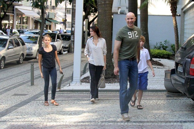 Lisandra Souto e Tande andam com os filhos pelo Leblon, no Rio (Foto: André Freitas/Agnews)