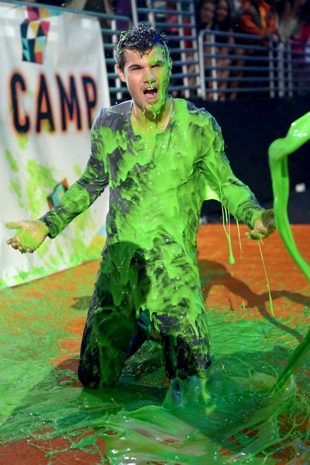 Taylor Lautner toma banho de gosma no Kids Choice Awards (Foto: Getty Images)