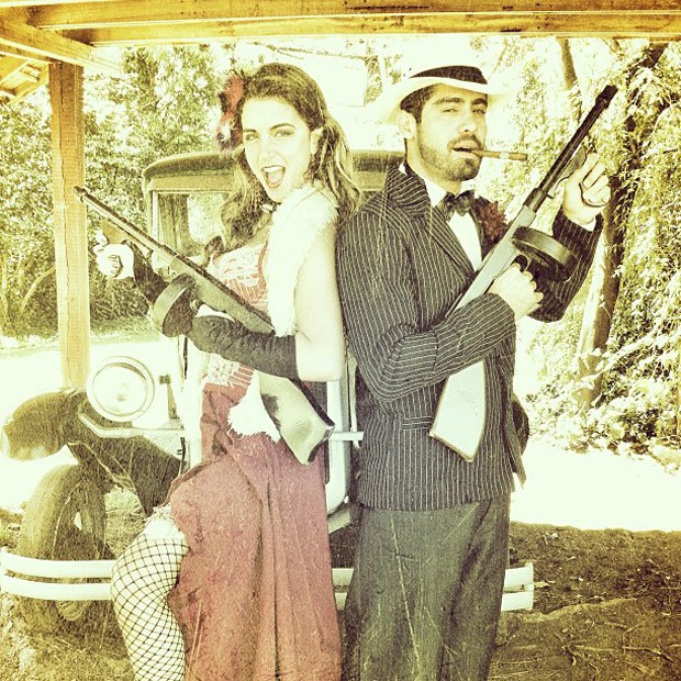Laisa e Yuri vestidos de mafiosos (Foto: Twitter / Reprodução)