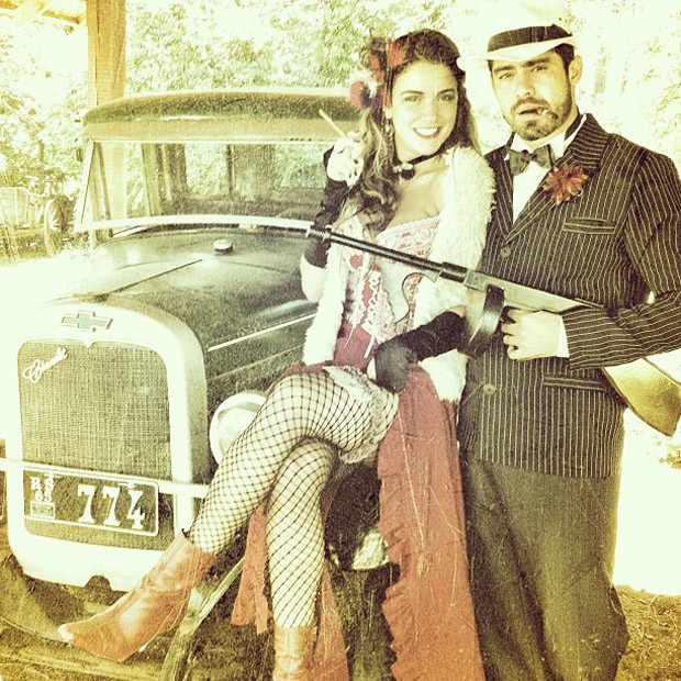 Laisa e Yuri vestidos de mafiosos (Foto: Twitter / Reprodução)