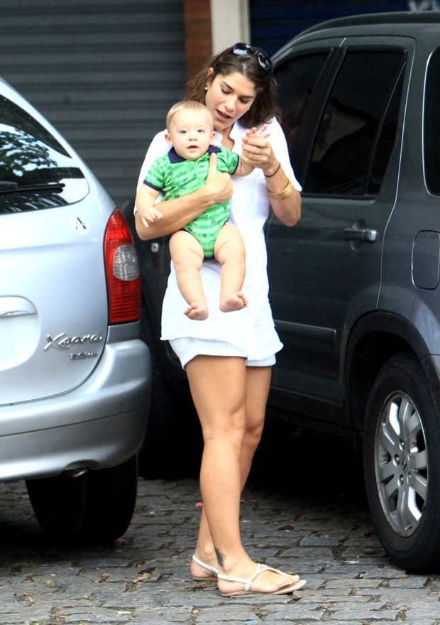 Priscila Fantin com o filho Romeo, de 7 meses (Foto: Delson Silva/AgNews)
