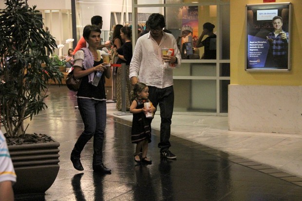 Débora Falabella e com a filha Nina e o namorado Daniel Alvim em shopping no Rio (Foto: Daniel Delmiro/ Ag. News)