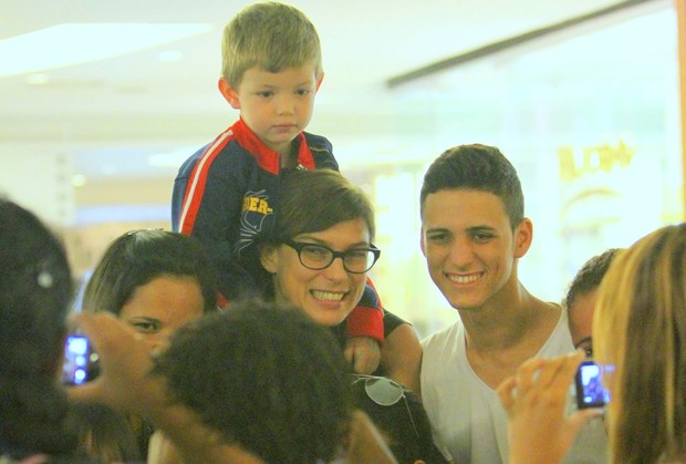 Maria Paula posa com fãs (Foto: Alice Silva / AgNews)