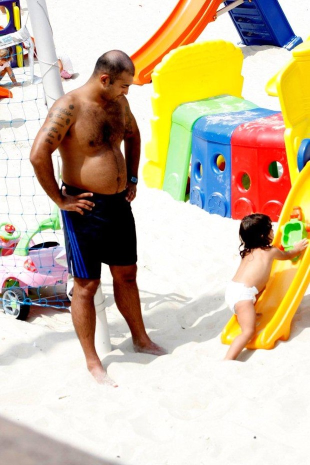 Gaetano Lopes com a filha na praia do Leblon, no Rio (Foto: J. Humberto / AgNews)