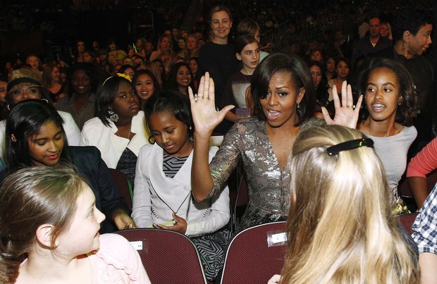 Michelle Obama com as filhas no Kids Choice Awards (Foto: Reuters)