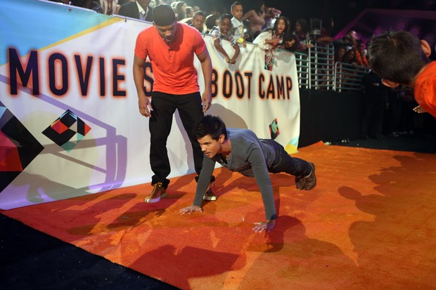Taylor Lautner faz flexão no Kids Choice Awards (Foto: Getty Images)