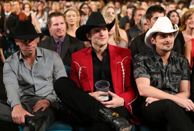 Kenny Chesney, Ashton Kutcher e Brad Paisley na 47ª edição do ‘Country Music Award’ em Las Vegas, nos Estados Unidos (Foto: Getty Images/ Agência)