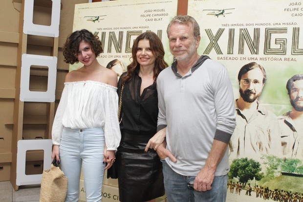 Debora Bloch com a filha e o pai na pré-estreia do filme 'Xingu' (Foto: Raphael Mesquita / Photo Rio News)