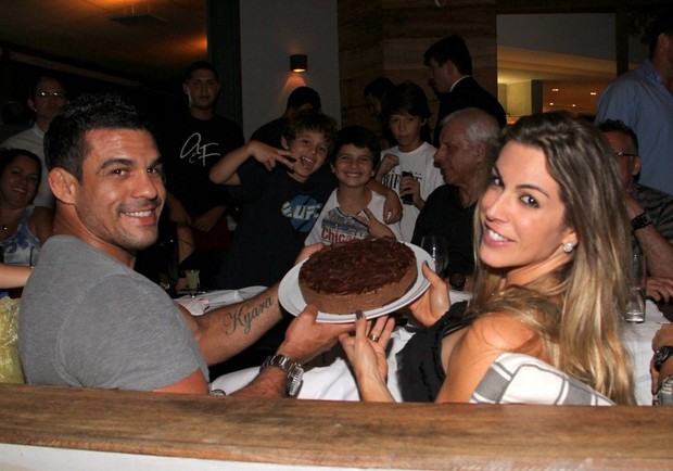 Vítor Belfort comemora aniversário com a mulher Joana Prado no Rio (Foto: Daniel Delmiro/ Ag. News)