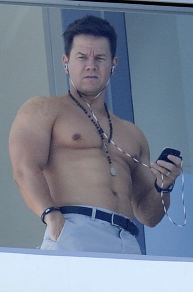Mark Wahlberg exibe corpo sarado na varanda de hotel em Miami (Foto: Grosby Group)