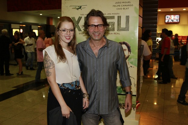 Nelson Freitas e a namorada na pré-estreia do filme 'Xingu' (Foto: Felipe Assumpção e Felipe Panfili / AgNews)