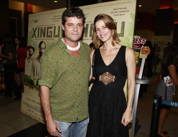 Felipe Camargo e a mulher na pré-estreia do filme 'Xingu' (Foto: Felipe Assumpção e Felipe Panfili / AgNews)