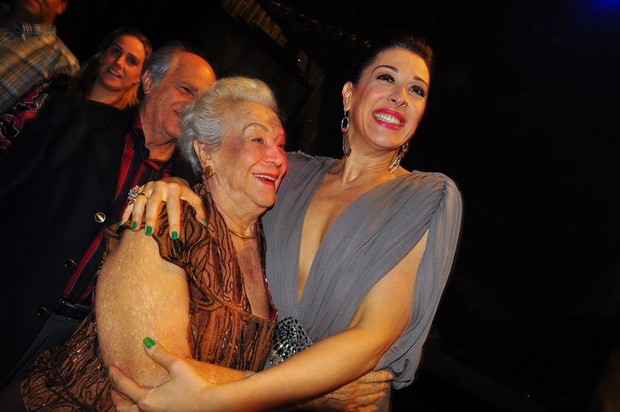 Claudia Raia com a mãe Odette Raia na estreia de 'Cabaret' no Rio (Foto: Roberto Teixeira/ EGO)