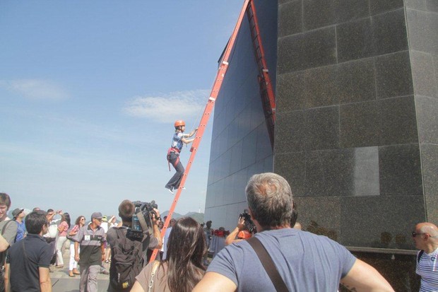 Eliana escala o Cristo (Foto: Ag. News)