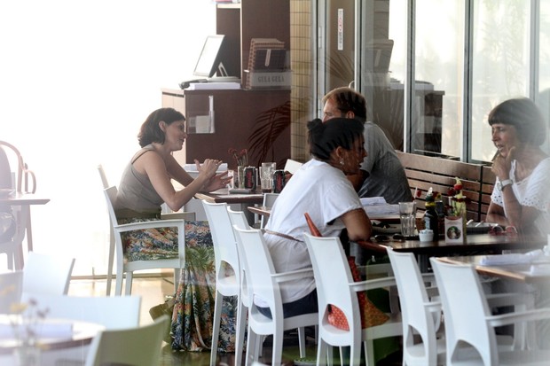 Deborah Secco almoça em shopping do Rio (Foto: Dilson Silva / AgNews)