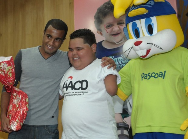 O jogador Lucas em evento da AACD em São Paulo (Foto: Francisco Cepeda / AgNews)