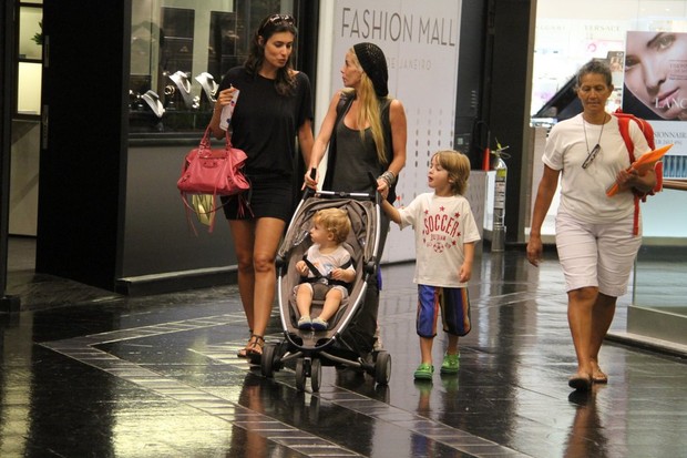 Danielle Winits e filhos Noah e Guy em shopping no Rio (Foto: Daniel Delmiro/ Ag. News)
