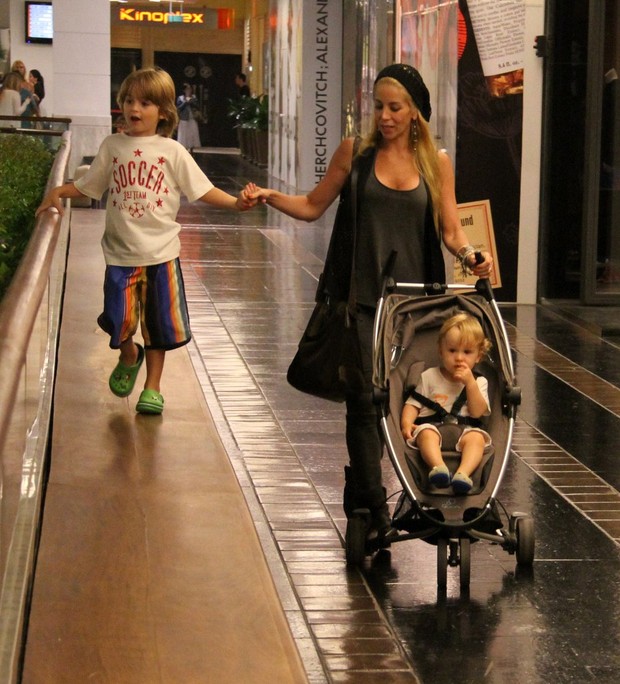 Danielle Winits e filhos Noah e Guy em shopping no Rio (Foto: Daniel Delmiro/ Ag. News)