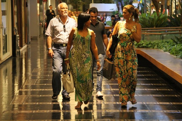 Kelly Key com o Mico Freitas, o sogro e a sogra em shopping no Rio (Foto: Daniel Delmiro/ Ag. News)