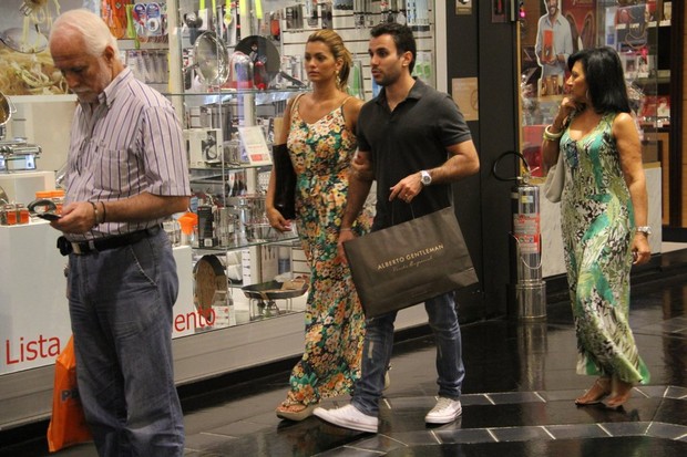 Kelly Key com o Mico Freitas em shopping no Rio (Foto: Daniel Delmiro/ Ag. News)