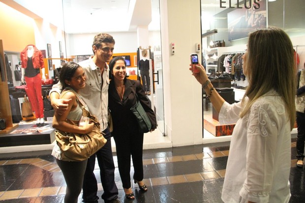 Ex-BBB Fael tira foto com fãs em shopping no Rio (Foto: Daniel Delmiro/ Ag. News)