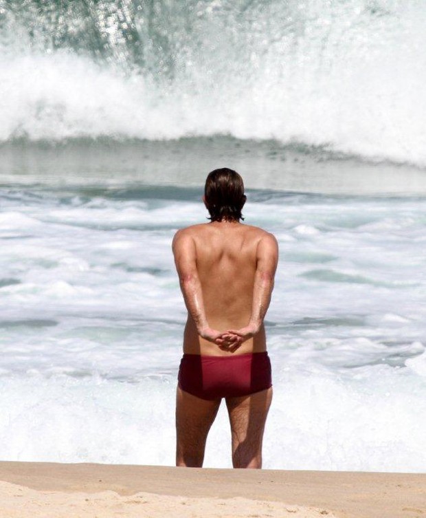 Bruno Mazzeo se alonga na praia do Leblon, no Rio (Foto: André Freitas/ Ag. News)