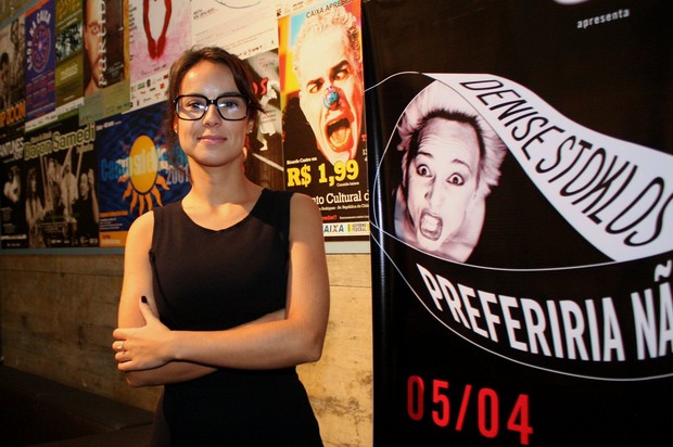 Andréia Horta na estreia da peça 'Preferiria não', no Centro do Rio (Foto: Henrique Oliveira / Photo Rio News)