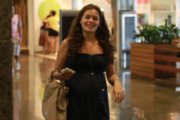 Bianca Castanho passeia em shopping do Rio (Foto: Marcello Sá Barreto / Photo Rio News)