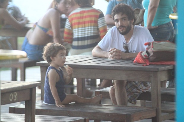 Caio Blat almoça com o filho em restaurante do Rio (Foto: Marcos Ferreira / Photo Rio News)