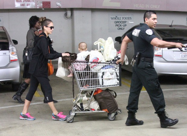 Jessica Alba recebe ajuda de segurança para manter paparazzo afastado (Foto: Grosby Group)