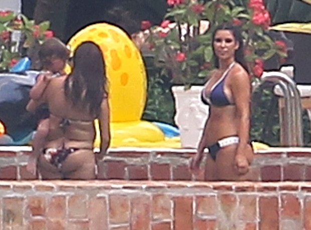 Kim Kardashian com a irmã Kourtney e o sobrinho Mason (Foto: Grosby Group)