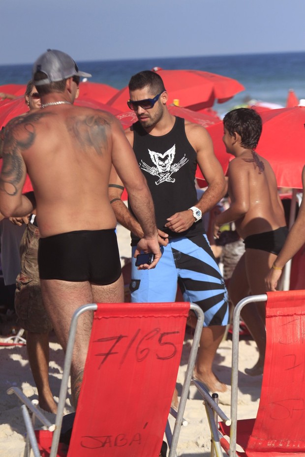 O ex-BBB Yuri curte praia da Barra (Foto: Marcos Ferreira / Photo Rio News)