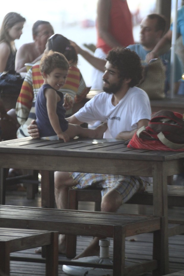 Caio Blat almoça com o filho em restaurante do Rio (Foto: Marcos Ferreira / Photo Rio News)